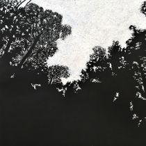 Przed domem, biały tłusty pastel na czarnym bristolu, 55x83 cm, 2017, kolekcja galerii K. Napiórkowskiej - Polska